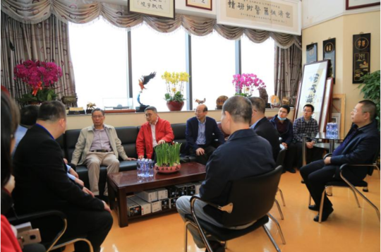 通讯员苏越明摄钟南山院士处理手头的工作.