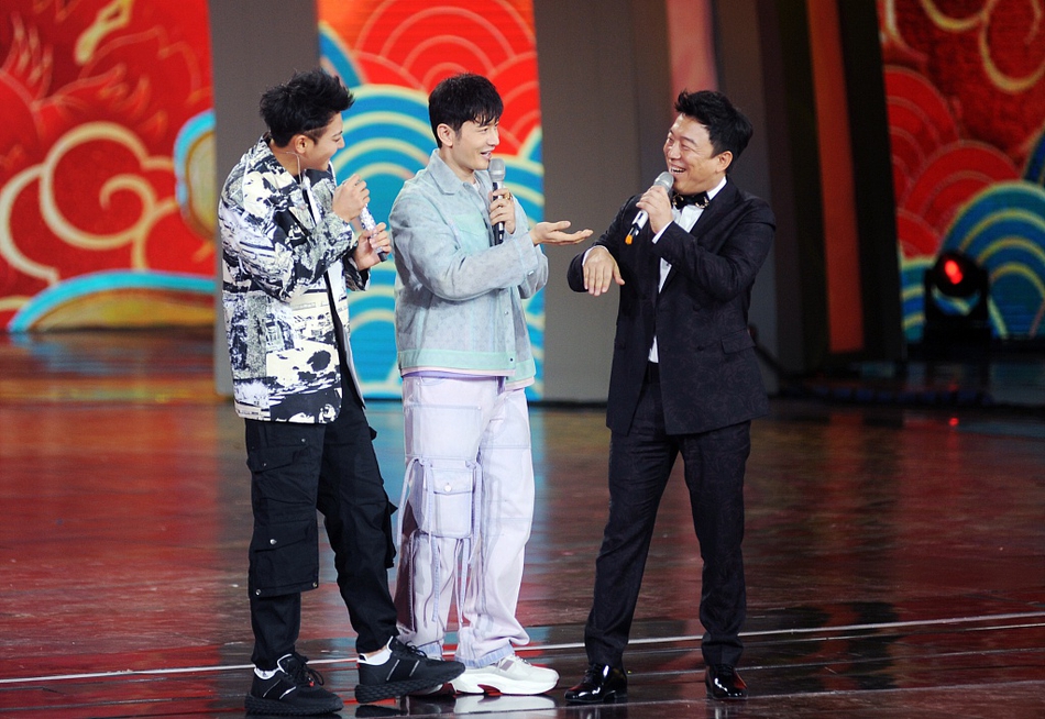 青岛三黄同框演小品黄子韬变黄晓明女友场面爆笑