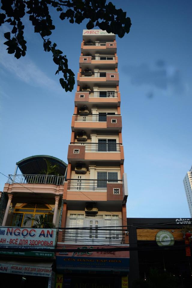 越南每家每户都是四五层小楼,但占地面积小,网友:在国内是危房_房子