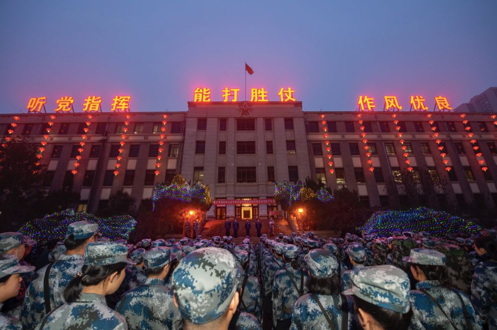 除夕午夜 143名空军"白衣战士"飞赴武汉!