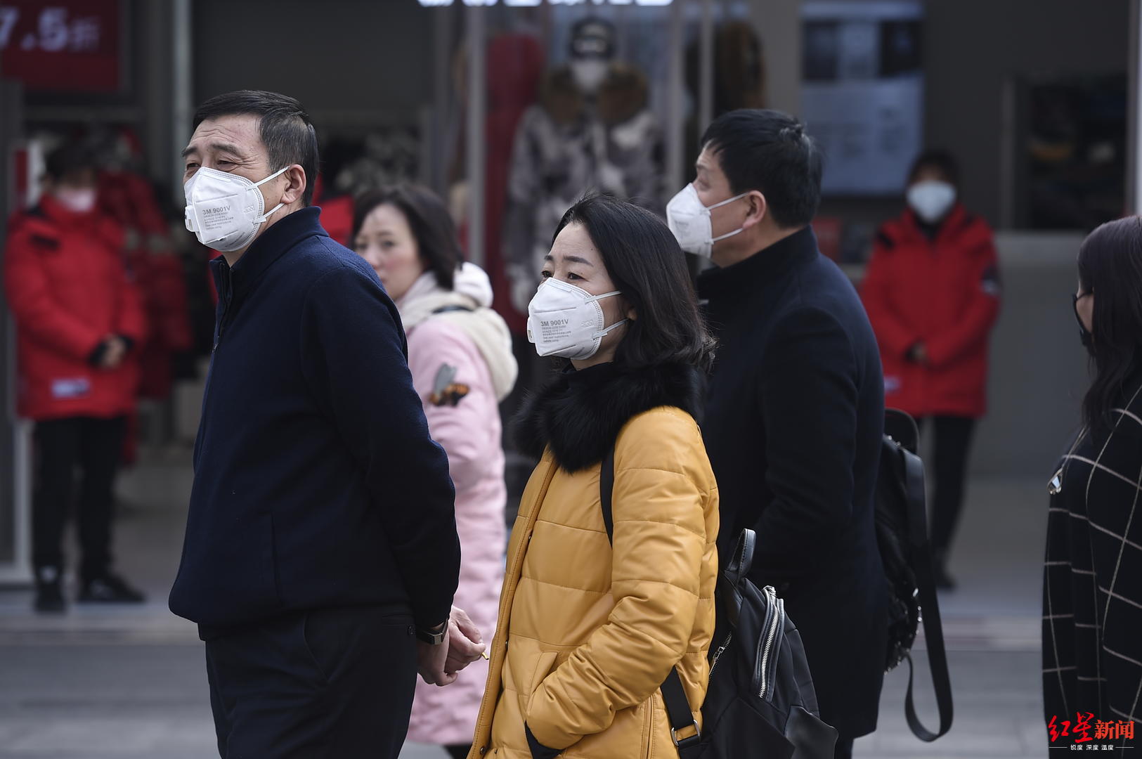 节拍天下 大年初一成都街头游人少 市民自觉戴口罩出行