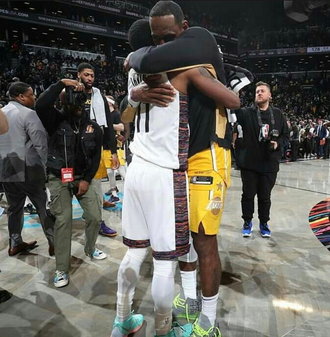 重归于好!詹皇晒与欧文击掌拥抱:3年的永恒记忆 欧文评论:我兄弟