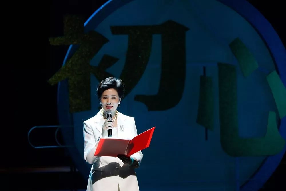 于紫菲海政文工团节目主持人,国家一级演员.