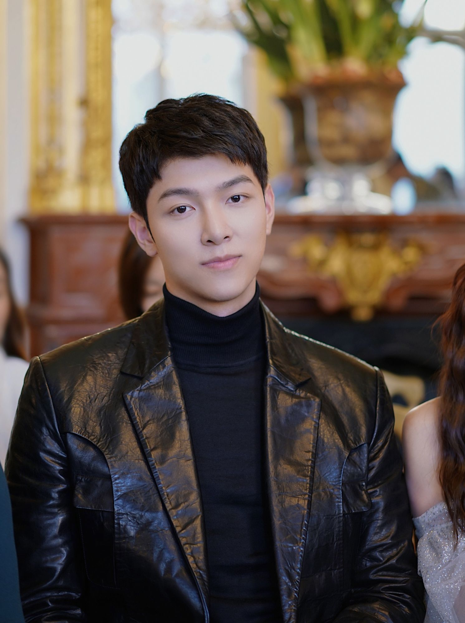 泰国小生英迪帕亮相巴黎时装周衣品大获好评