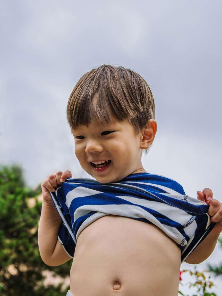 杜江训练6岁儿子站军姿,嗯哼头顶书本一丝不苟,新发型很抢镜