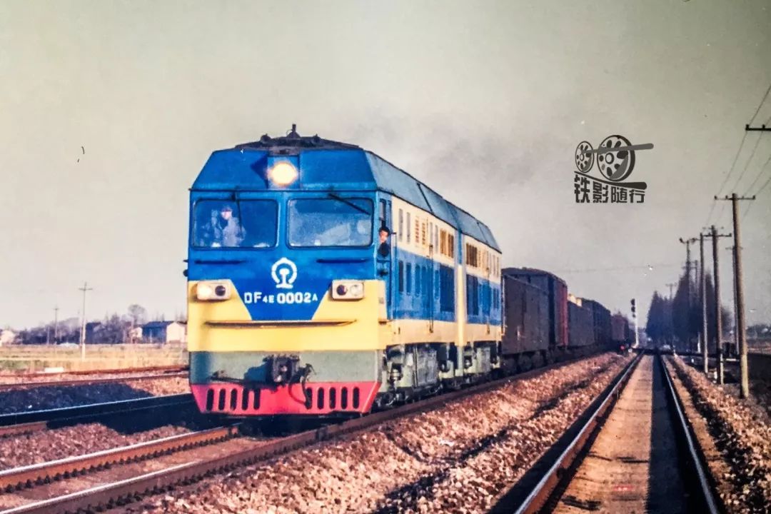 铁影重载货运的序曲东风4e型内燃机车