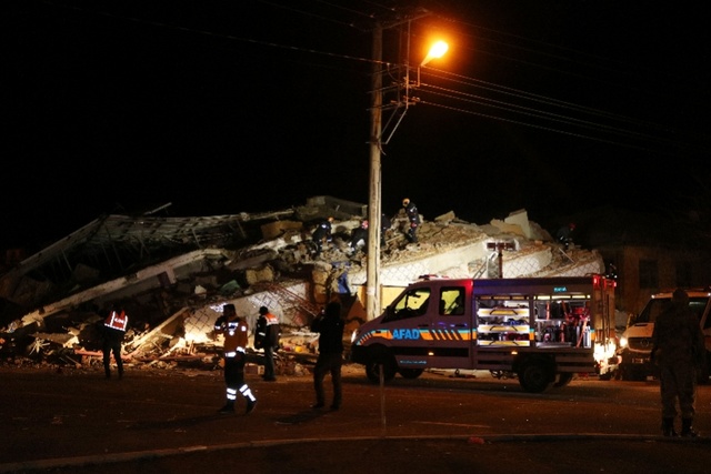 现场:昨晚土耳其东部发生6.5级地震,至少6人死亡
