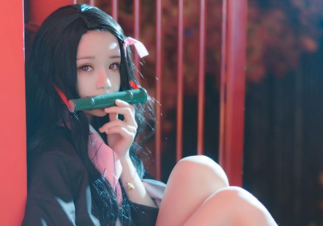 鬼灭之刃妹子cos祢豆子不仅咬竹子还有小虎牙看着太可爱了