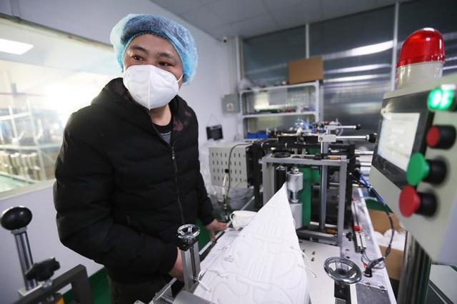 口罩生产商:机器24小时不停,日产4万5千只口罩,全部交政府配给