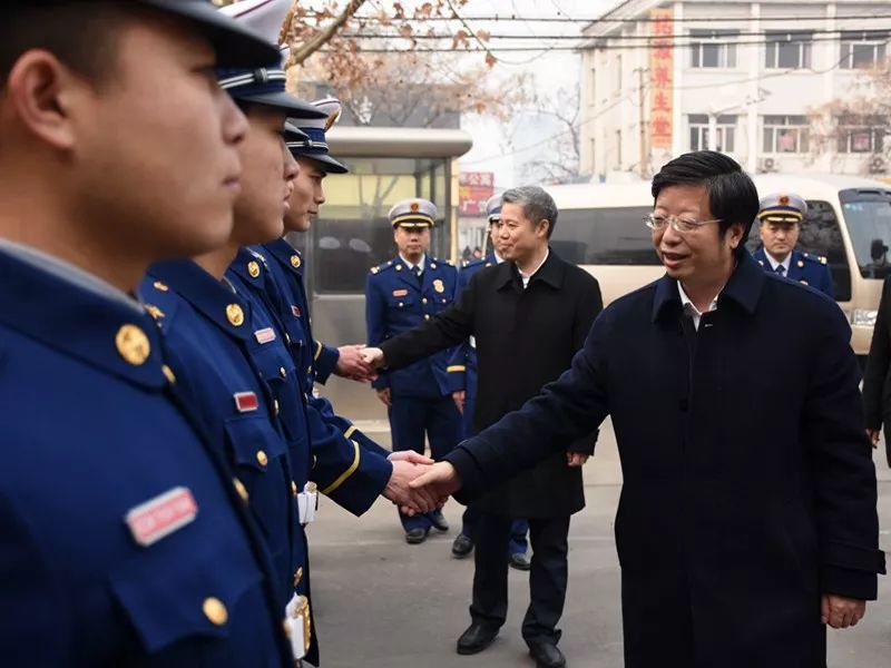 邢台市市委书记钱三雄,市长董晓宇春节前夕看望慰问一线消防指战员