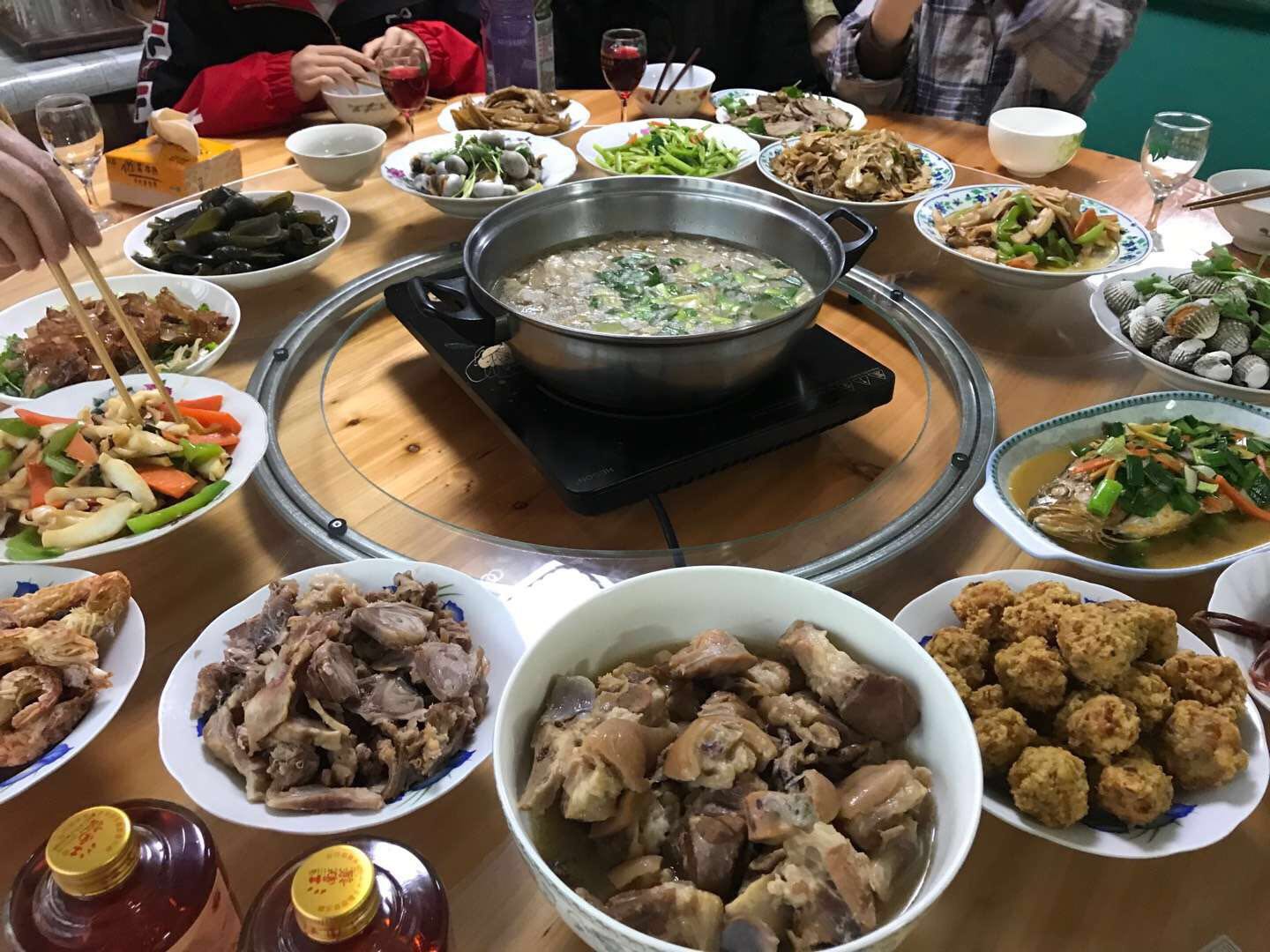 2020年春节10个普通家庭实拍年夜饭比比谁家年味更浓