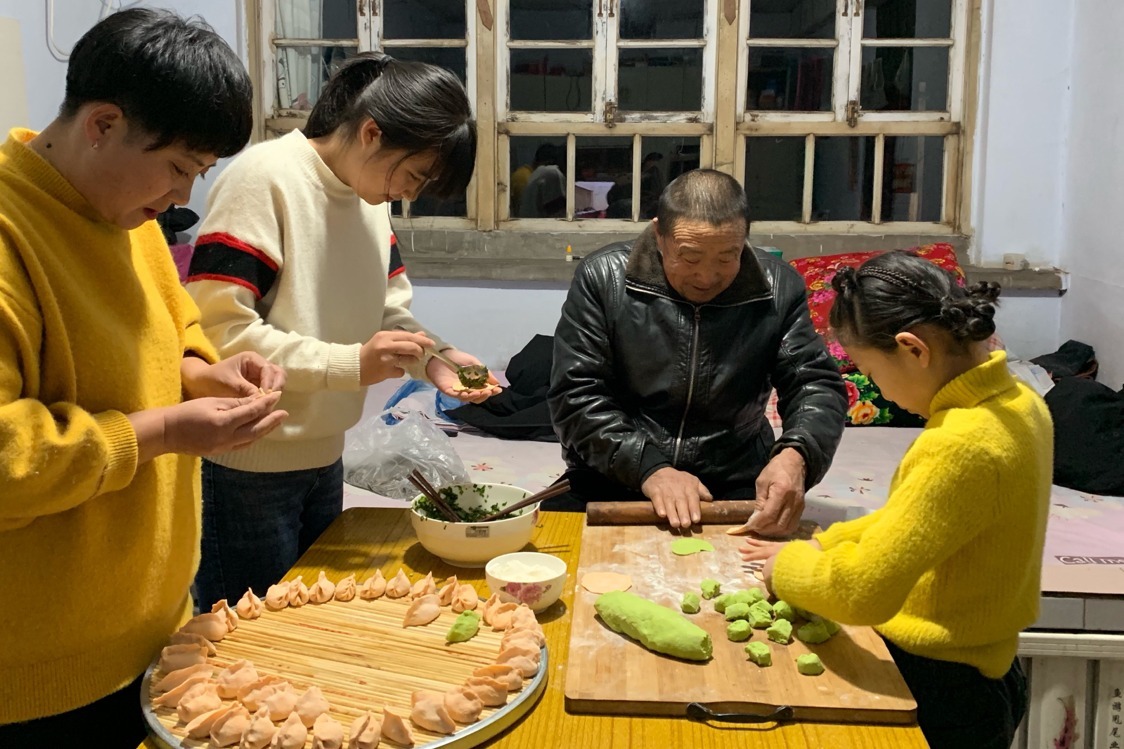 过年了全家齐动手边做饭边聊天欢声笑语好好开心呀