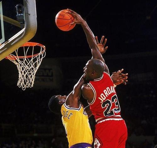 乔丹隔扣大个子有绝招采用先发制人压在对方身上往上飘