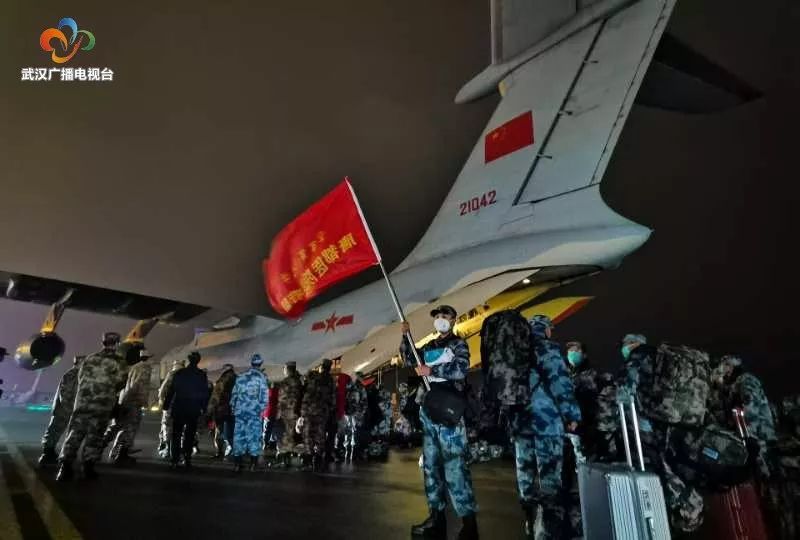 解放军除夕夜驰援武汉图片