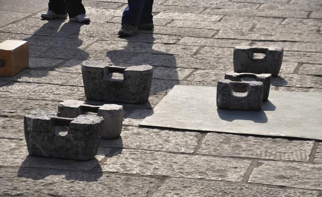 中国传统健身器械,石锁石锁的玩法有很多种,不一而足古代实物,石担