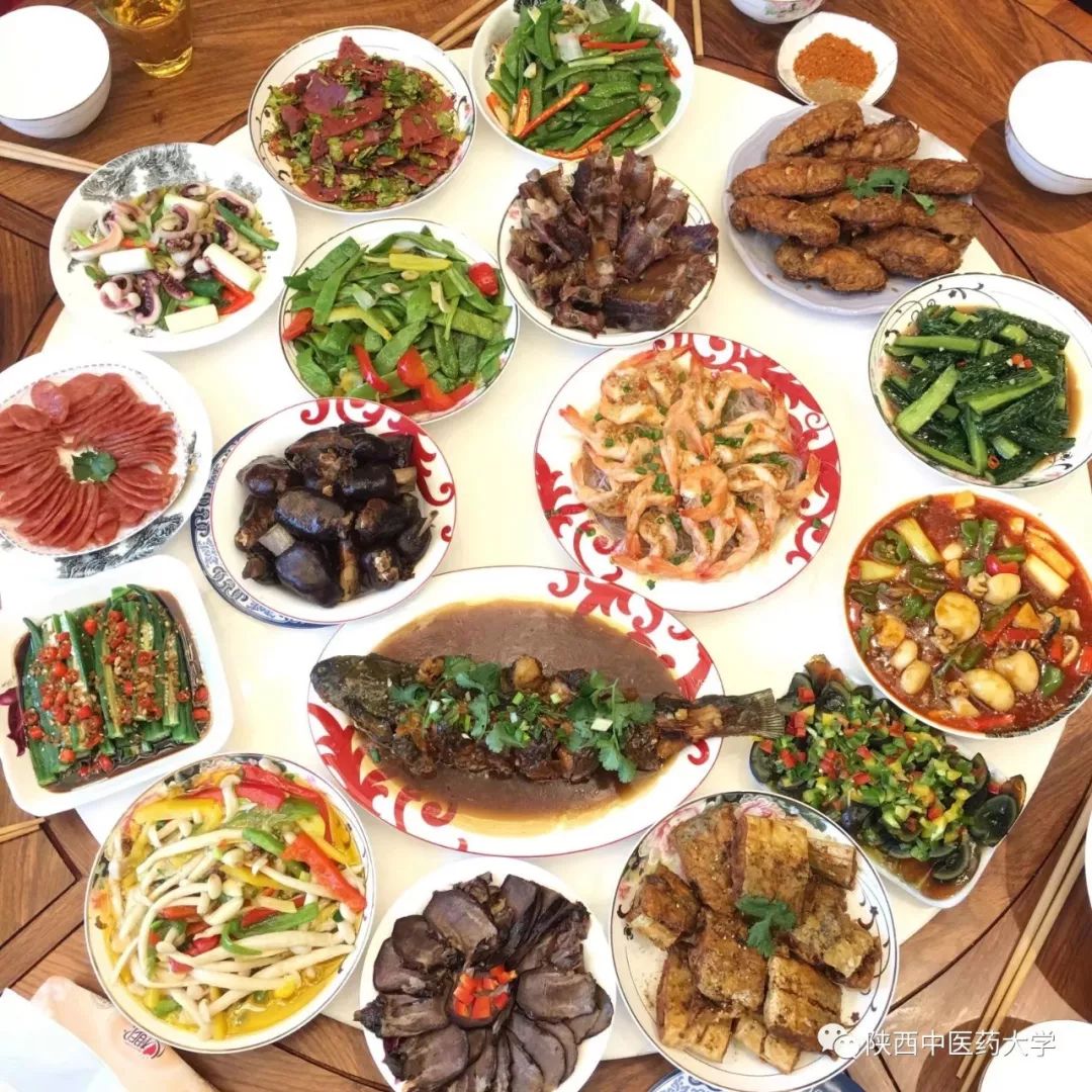 年夜饭"胖三斤"可不是吹的春节习俗之一,又称年晚饭,团年饭,团圆饭等