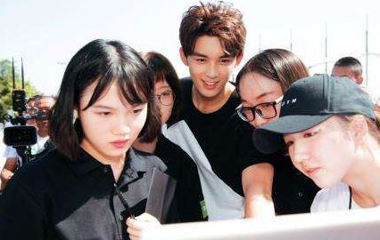 吴磊抱怨在北电没人追他看完他和舍友的合影终于信了这句话