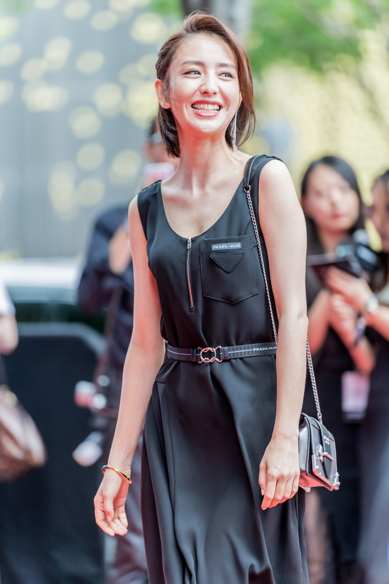 原创佟丽娅首次担任春晚主持气质尽显红唇端庄大气网友不淡定了