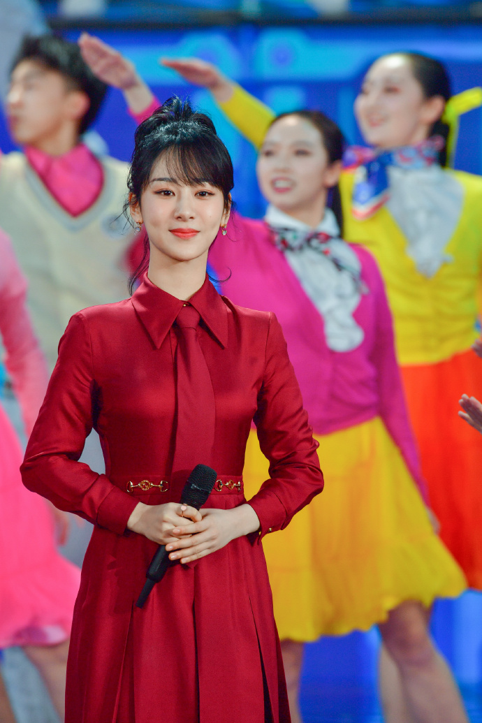 杨紫四登春晚舞台红衣紫青春洋溢献唱再次相约二十年
