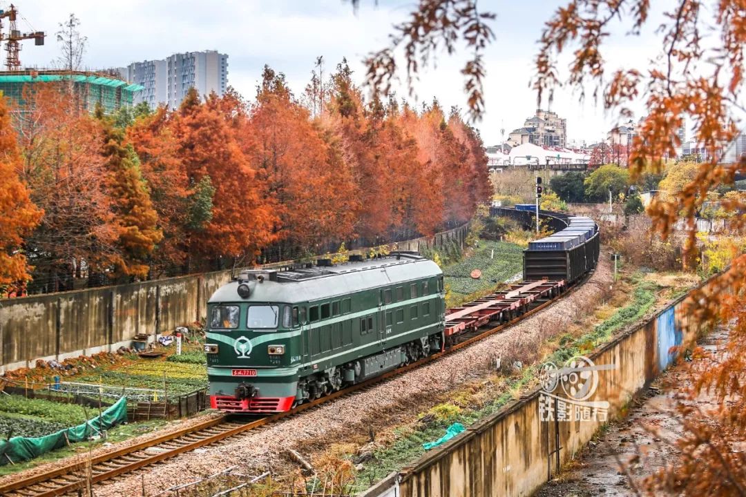牵引货车行进在何杨支线上的东风4e改b7710号车(拍摄:张亦航)牵引客技