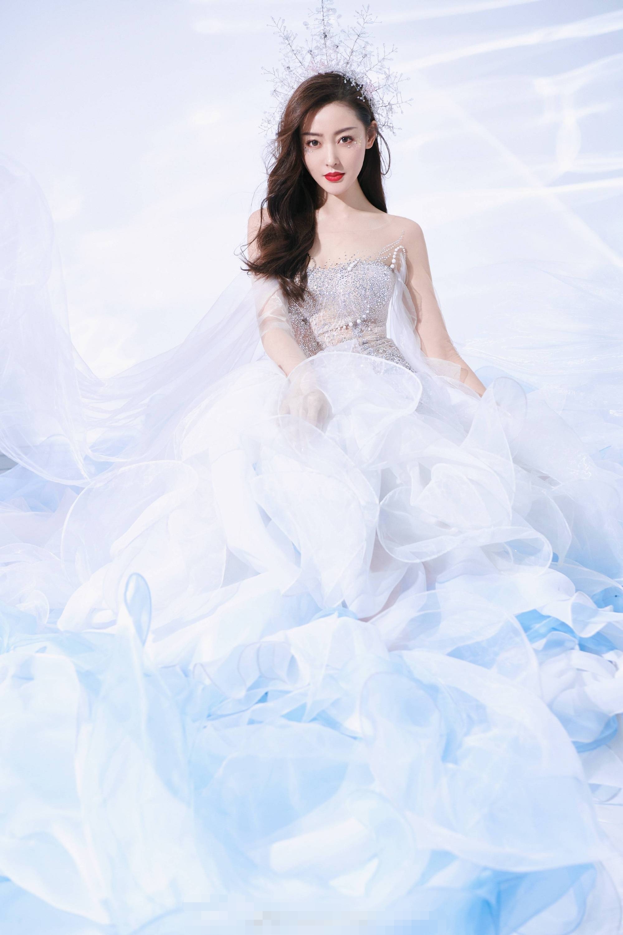 原创31岁张天爱穿白纱礼服登春晚仙气飘飘宛如仙女下凡