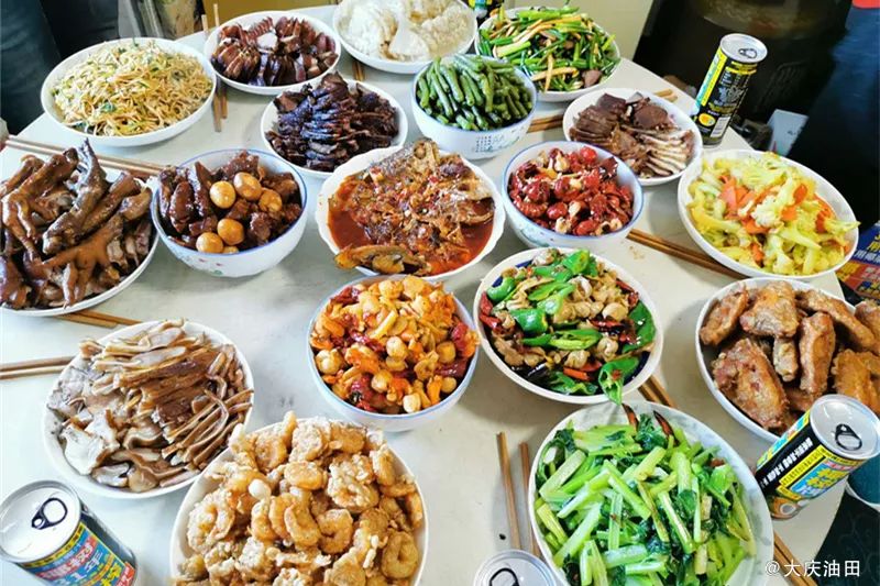 你家年夜饭几个菜儿呀这么嗨