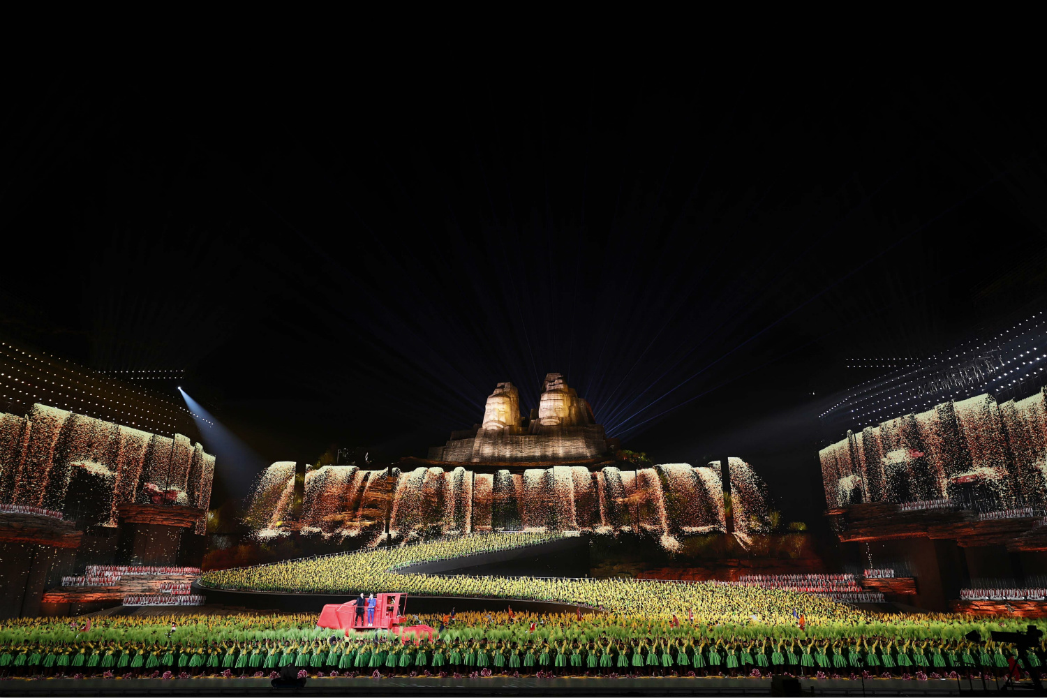 孙楠亮相央视春晚郑州分会场搭档李宇春合唱脱贫攻坚主题歌曲