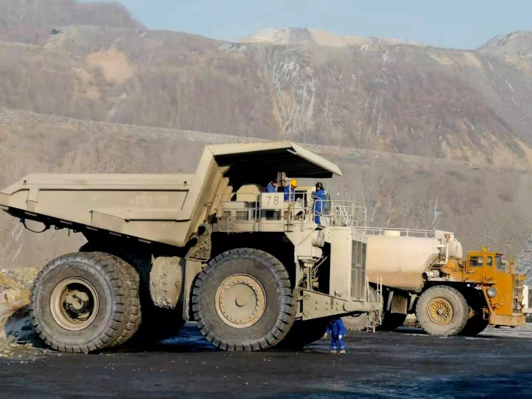 【"福"满本钢】矿业南芬露天矿运矿作业区生产四班迎着朝阳出发