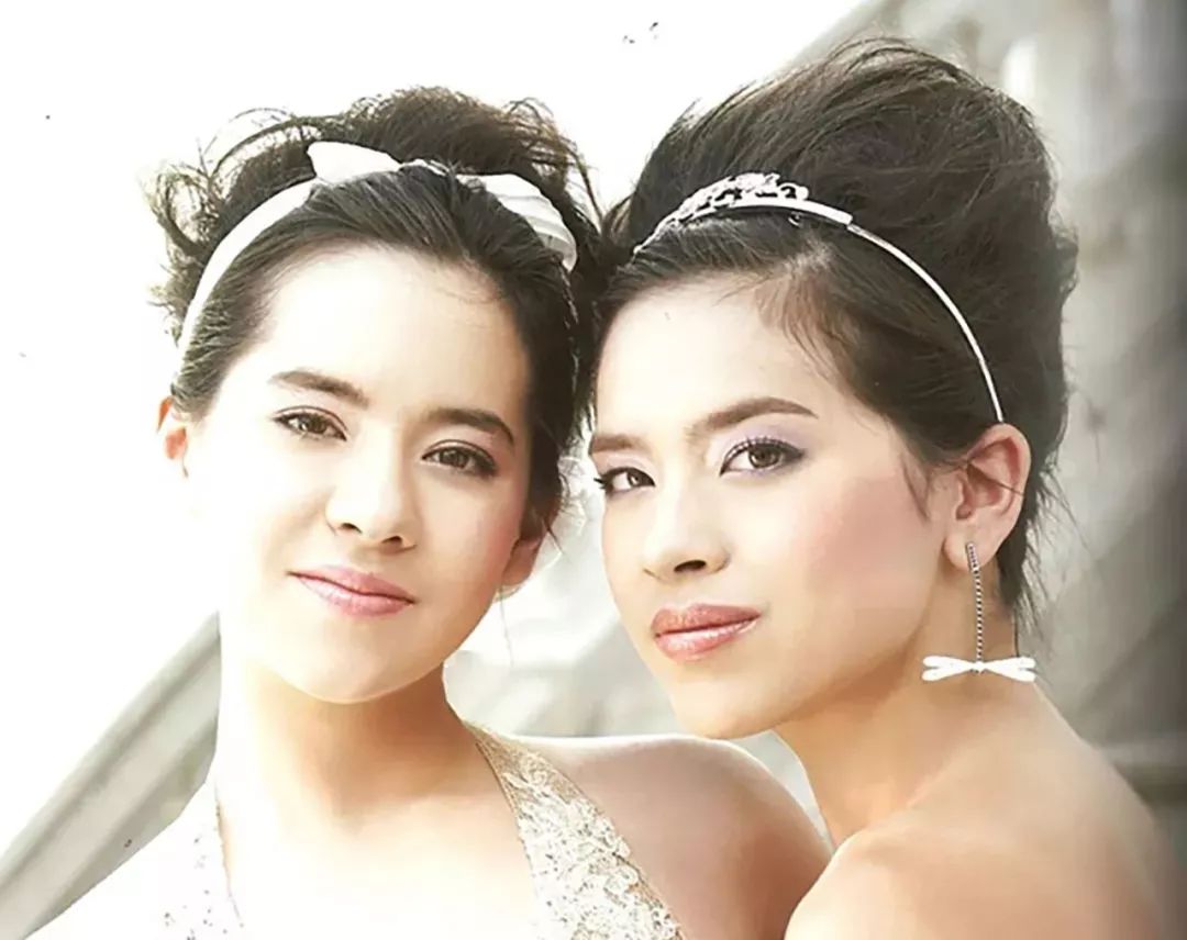 泰国两位公主过新年,穿中国红衣衫超惊艳,美人肤白如雪艳若桃李_诗琳