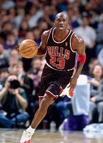 乔丹的身体素质究竟啥水平?平筐轻轻松松,肌肉完全不输内线球员