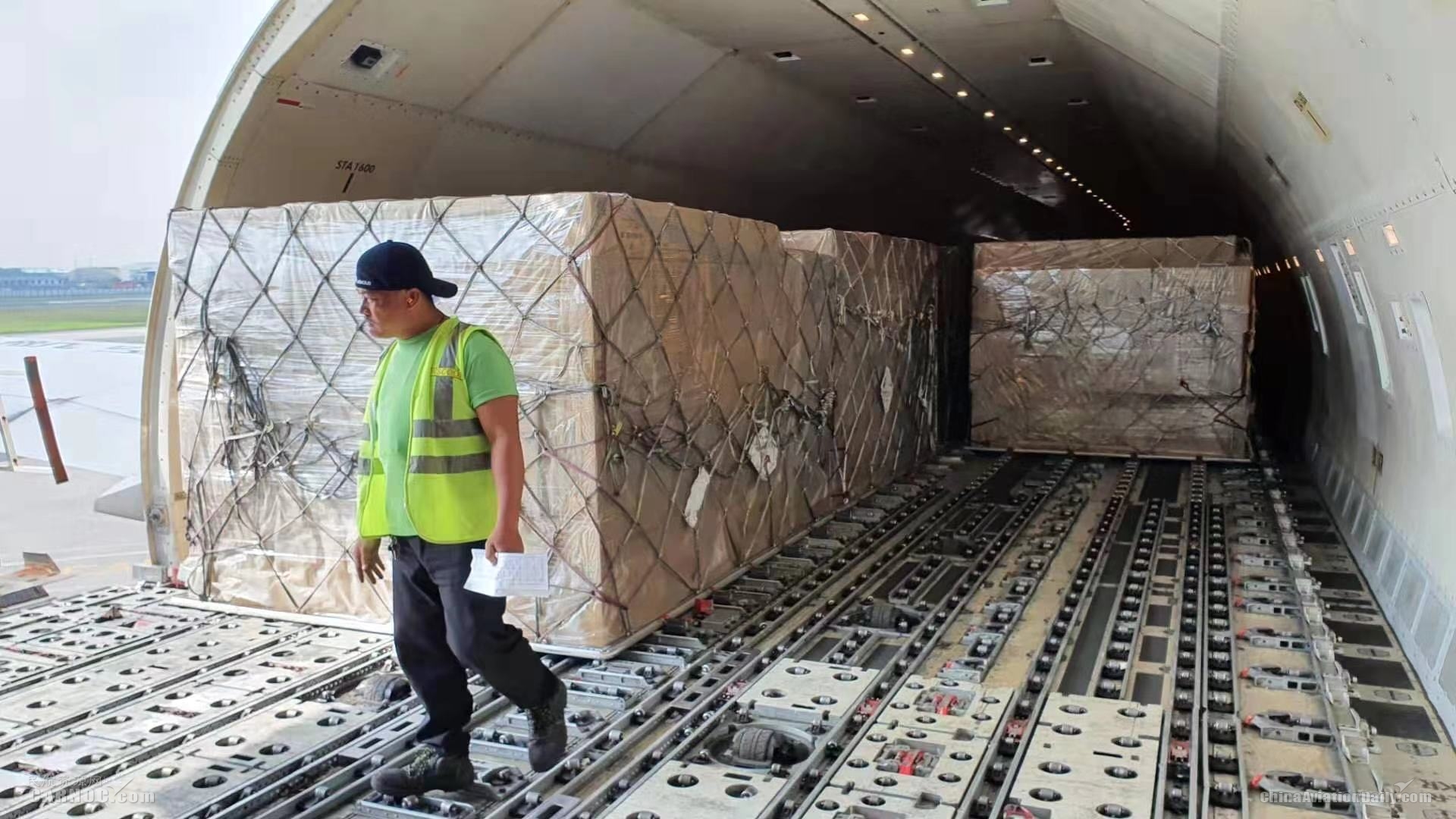 大年初二东航波音777全货机海外急运316万只口罩直飞武汉