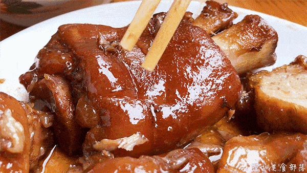 猪蹄里的胶原分子量实在是太大,肌肤根本吸收不了