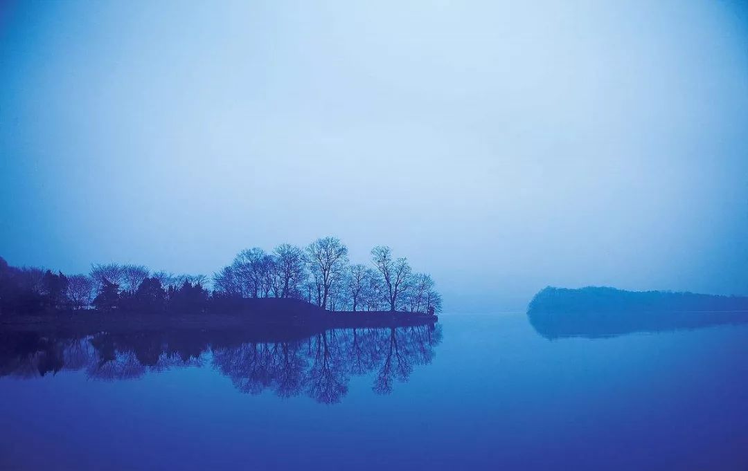 《汉江韵》由河南曲剧中的《汉江》,《慢垛》曲牌组成.