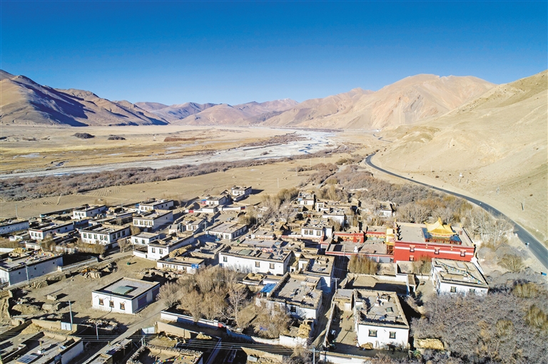 在游客和登山客眼里,世界最高峰珠穆朗玛峰是极限,是远方.