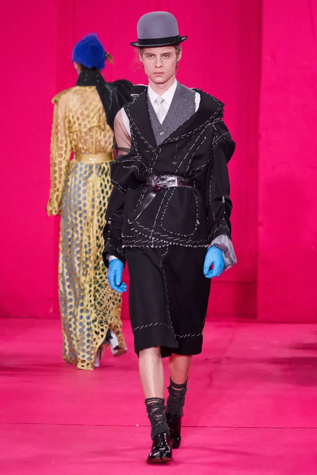 床单或者尼龙窗帘被改造成斗篷马丁马吉拉martinmargiela2020春季高级