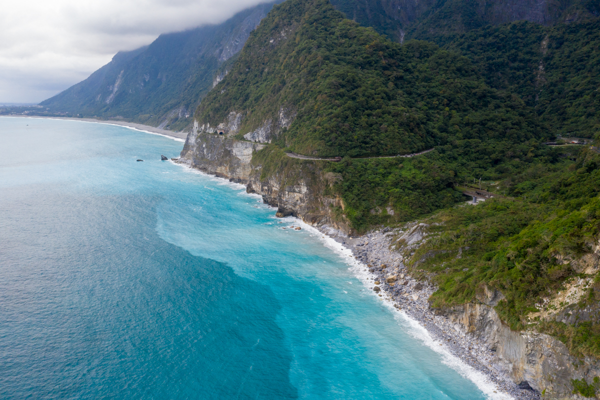 原创台湾最让人念想的清水断崖,一边是太平洋,一边是苏花公路