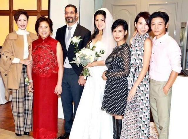 结婚了,并且在香港的深湾游艇举办了唯美的婚礼,作为母轻的郑佩佩穿着
