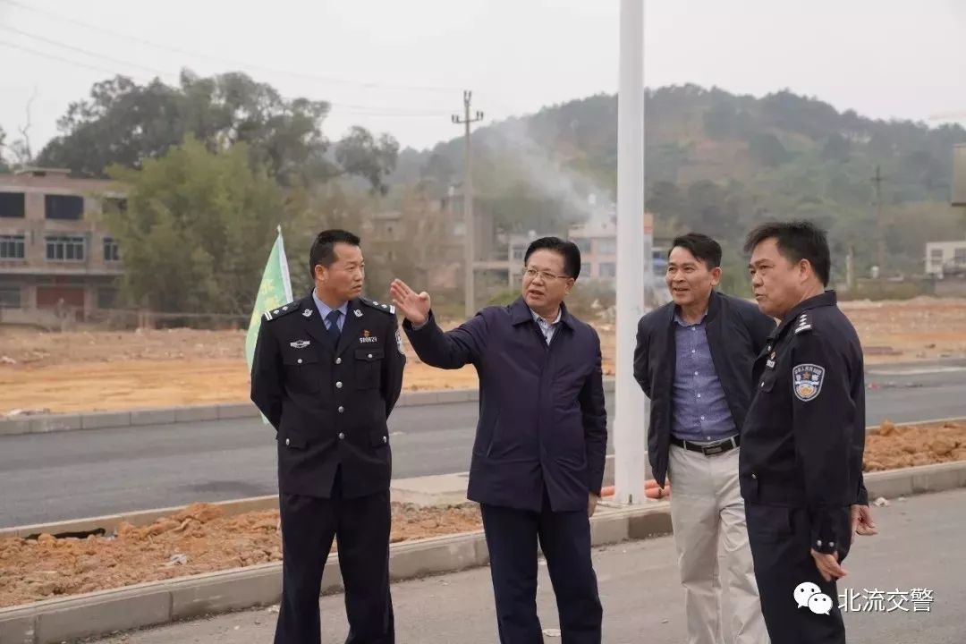 节前北流市委副书记,市长李岗召集市房管所,市公安局交管大队等部门