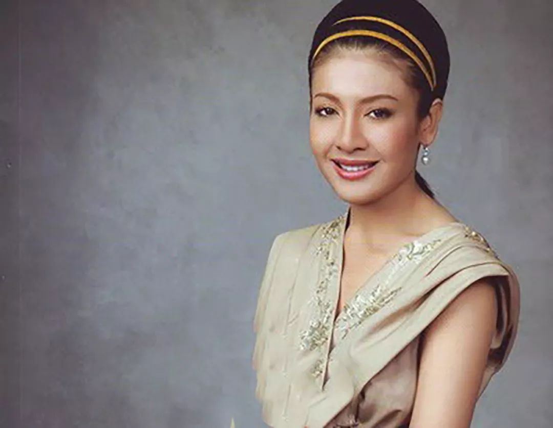 33岁西拉米天生丽质,穿香艳露肩裙走t台,一字型锁骨凸起太迷人