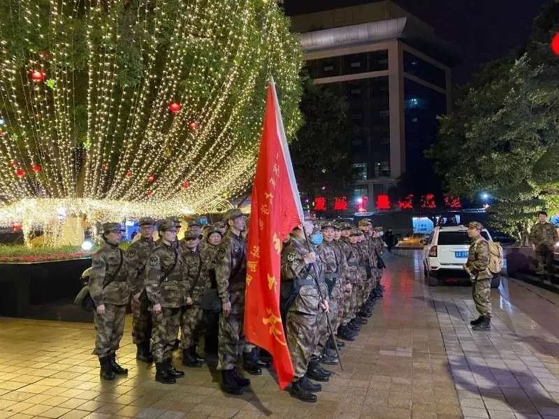 解放军除夕夜驰援武汉图片