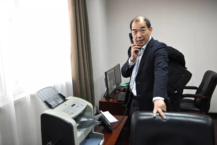 与管道二公司值班人员通话陈庆勋给管道二公司值班人员打电话,互致