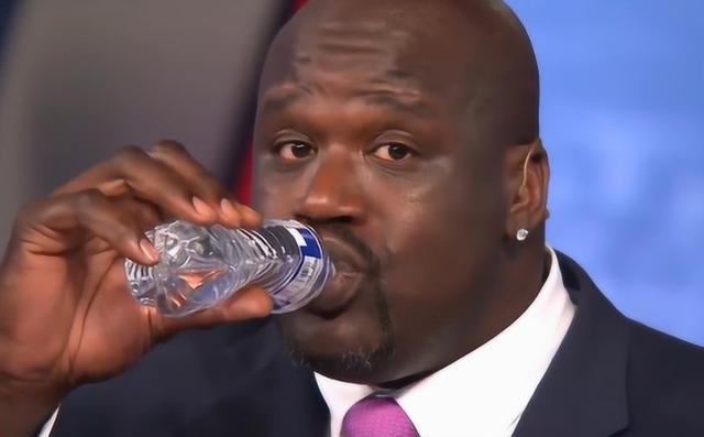 姚明给全国球迷示范戴口罩,却遮不住脸,网友:需要plus版_奥尼尔