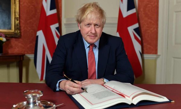 英国首相约翰逊1月24日在唐宁街签署英国脱欧协议(英国广播公司网站)