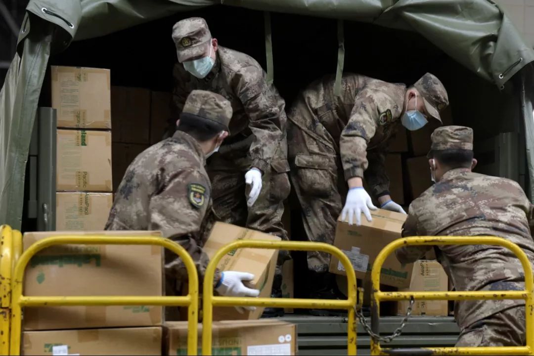 人民有难,军人当先!全军首批紧急调拨的卫生物资抵达武汉