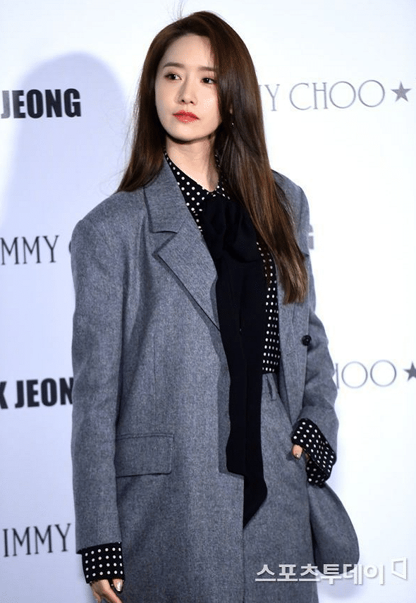 林允儿终于换风格西装搭运动鞋帅到飞起网友居然格外很好看