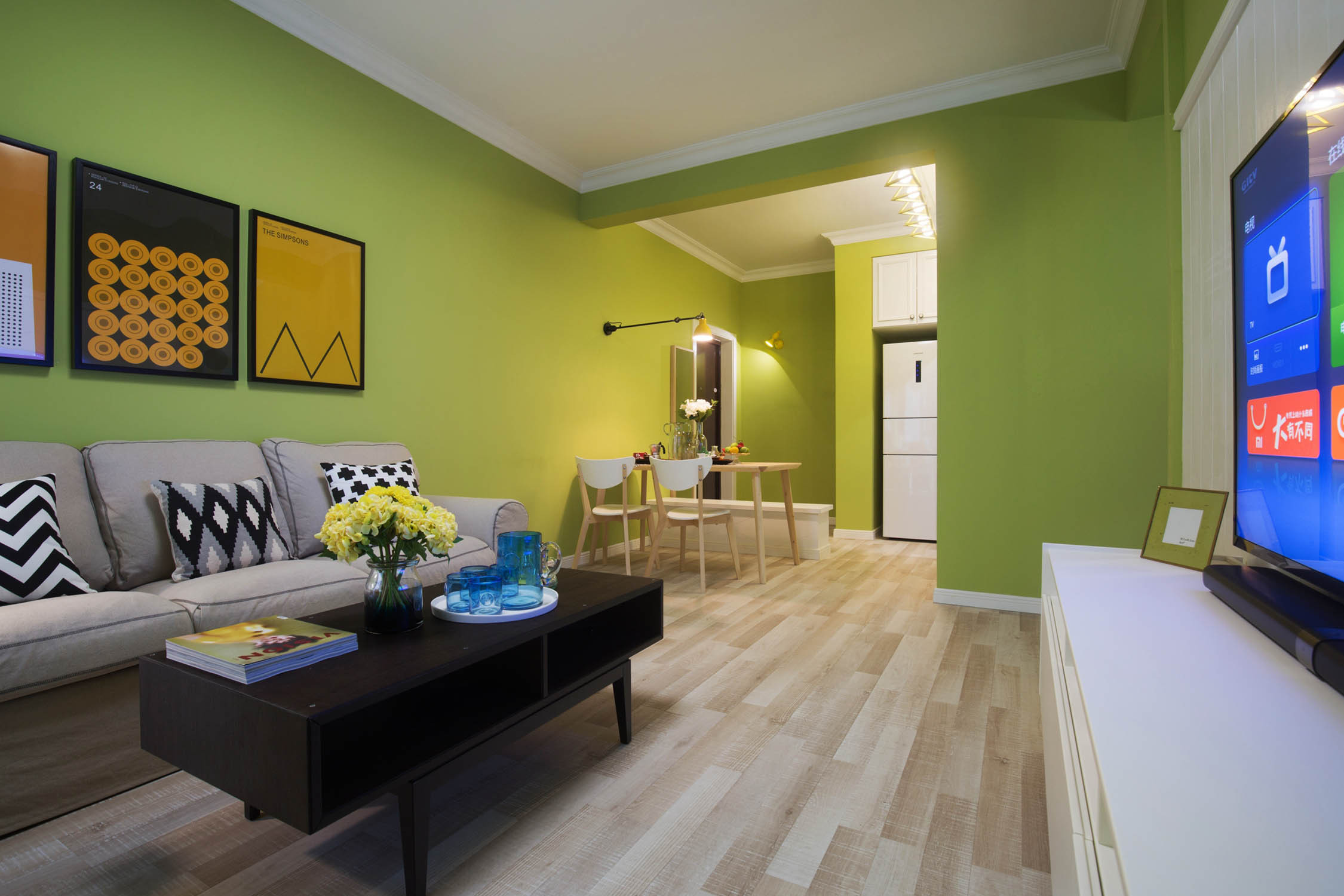 大面积的柠檬绿乳胶漆背景墙装饰,效果却还挺时尚的