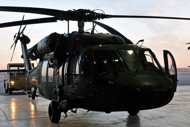 uh-60"黑鹰"直升机(uh-60 "black hawk")是美国西科斯基飞机公司生产