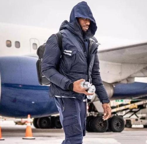 姚明给全国球迷示范戴口罩,却遮不住脸,网友:需要plus版_奥尼尔