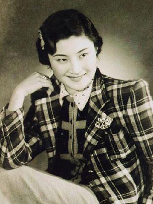 三,中年失败,晚年潦倒,服毒自杀和言慧珠离婚后,白云到香港拍了60多部