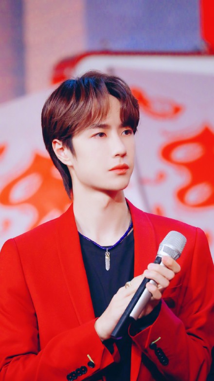 王一博红衣最美奶博陪大家过大年这个小帅哥大家喜欢吗